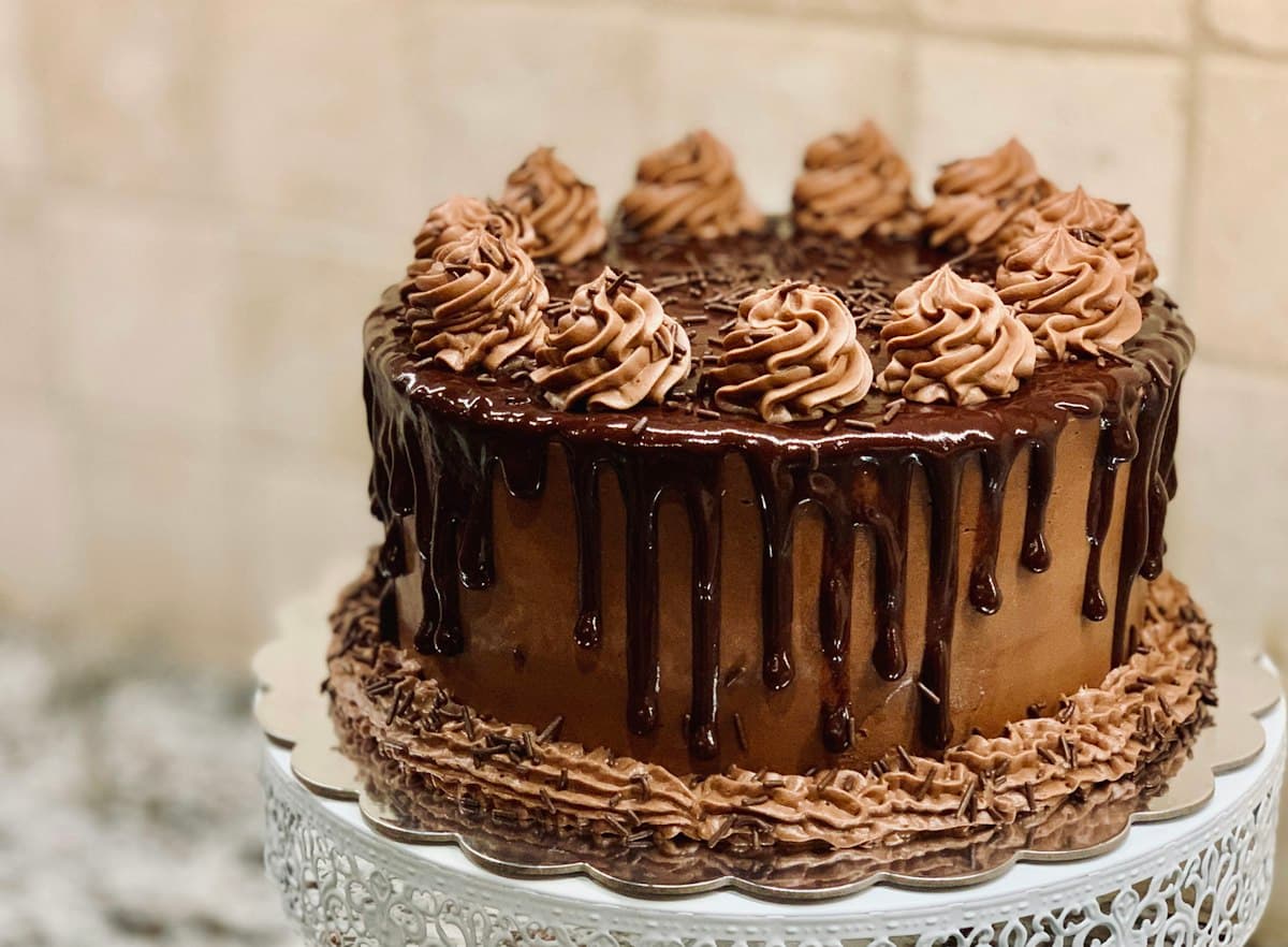 Bolo de chocolate artesanal com ganache da Papila Confeitaria